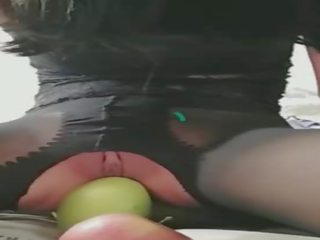 Attractive hči puts na sadje v na luknja