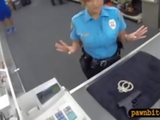 Besar payudara petugas polisi petugas pawns dia alat kemaluan wanita dan kacau