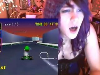 Geek mladý žena cums hrať mario kart