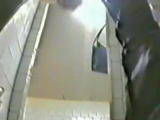 P0 voyeur escondido câmara a assistir meninas fazer xixi em russa universidade quarto de banho