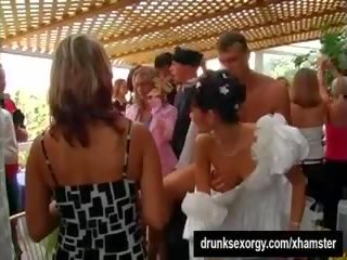 Πόρνες πιπιλίζουν και γαμώ στο ένα γάμος