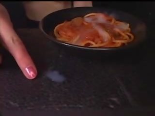 Japanilainen nainen syö spaghetti kanssa kumulat