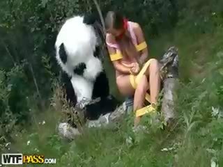 E prapë vajzë ishte i lidhur dhe fucked nga panda