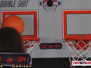 Zwei sedusive mädchen spielen ein spiel von streifen basketball shootout