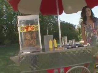 Amatérske úžasné očarujúce bruneta naivka selling pretzels v the parck