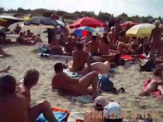 Milfka satie peter na nudista pláž