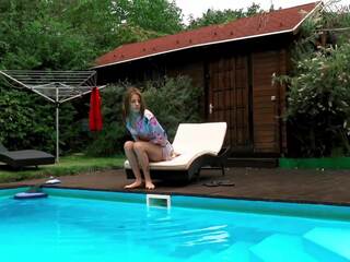 Húngara bonita magrinha uva hermione nua em piscina
