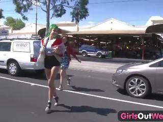 Dos cachonda lesbianas disfrutando adulto vídeo en la calle