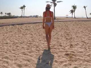 Publique walking sur la plage prend fin avec multiple clito orgasme