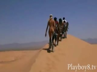 그룹 의 우수한 playmates sandboarding 과 트라이 아웃 fishing