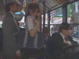 Aziatisch tiener kindje betast in bus door groep