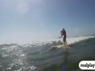 Csoport a inviting badass lányok tryout surfing és jetski meztelen