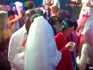 Απίστευτος concupiscent brides πιπιλίζουν μεγάλος στρόφιγγες σε δημόσιο