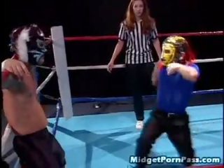 Nain wrestler accouple la inviting referee