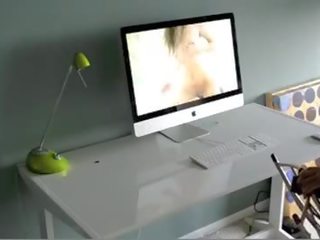 Шибане а mounted флешлайт докато гледане порно.