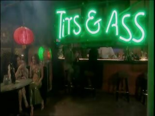 Lesbian bar pelayan merancap di seks tiga orang: gratis seks video 2f