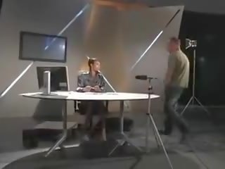 Newsreader азіатська леді приймає 6 навантаження на обличчя в той час як reading новини