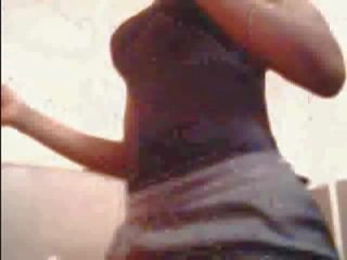 Negra amante com grande tetas tocam em webcam filme