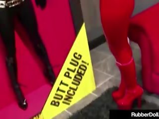 Femdom mbretëreshë rubberdoll fucked nga boxed kukulla nicci.