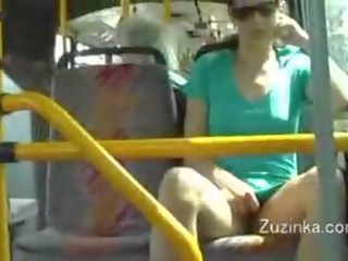 Zuzinka sentuhan diri di sebuah bis