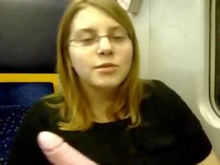 Najstnice masturbira v na vlak