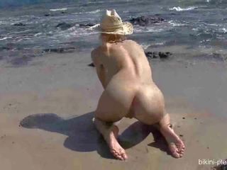 Sarah tira e obter undressed em o praia