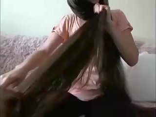 Çekici uzun saçlı bukkake hairplay saç brush yüksek topuklar saç