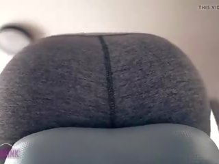 Orgasme sur exercise bike en yoga pantalon cul vue cœur.