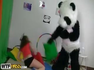 Titted brunette naar hebben seks film met reusachtig speelbal panda