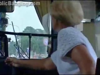 Nebuna daring public autobus xxx clamă acțiune în față de amazed passengers și strangers de o cuplu cu o frumusica fiică și o stripling cu mare putz face o muie și o vaginale relaţii sexuale în o local transportation