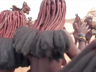 Afričan himba ženy tanec a houpačka jejich saggy kozičky kolem