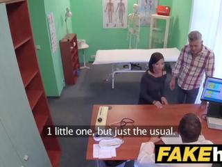 Fejka sjukhus tjeckiska doktorn cums över desiring fusk wifes snäva fittor