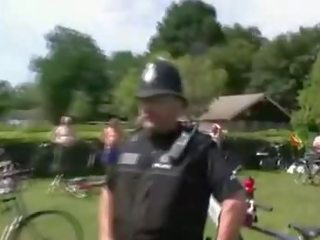 Jemagat öňünde eşikli heleý, ýalaňaç erkek wnbr 2010 brighton interwýu polisiýa