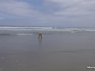 Gretchen עירום יוגה ב ה חוף