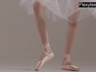 Cô gái tóc vàng thể tháo gia performs gymnastics