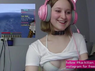 Gamer млад жена spanks за всеки respawn и cums докато играя minecraft възрастен филм клипове