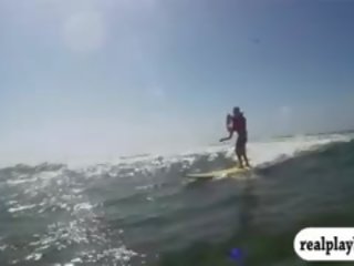 Grupa no inviting badass meitenes tryout surfing un jetski kails