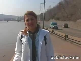 Deusa gaja fica fodido em o ruas de checa republic para obter alguns dinheiro