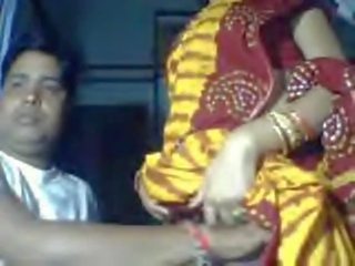 Delhi wali charming bhabi in saree exposed by bojo for dhuwit