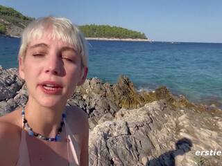 Ersties - attractive annika tocam com a si mesma em um swell praia em croatia