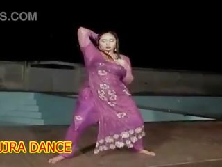 새로운 mujra 에 비 젖은