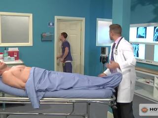 Enfermera hops en un gurney a joder paciente mientras expert relojes