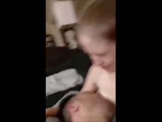 Milf fica duplo orgasmo a partir de breastfeeding dela marido!