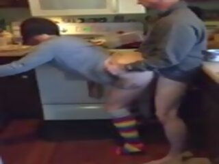 Femme cumming sur maris copains bite en la cuisine