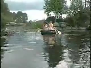Tres fantástico niñas desnuda niñas en la selva en barco para eje hunt