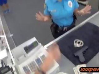 Ms pulis officer makakakuha ng ipinako sa a pawnshop upang earn perang hawak