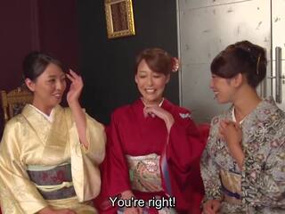 Reiko kobayakawa lungo con akari asagiri e un additional compagno sedersi in giro e ammirare loro alla moda meiji epoca kimonos