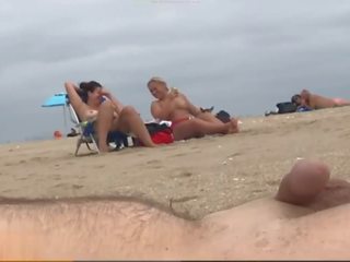 Upphetsad till vara seen av kvinnor vid den ögonblick av ejaculation/nudist strand
