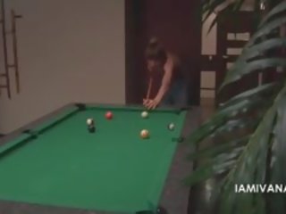 Slank russisch volwassen video- pop ivana neuken haar bf op een zwembad tafel