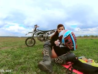 Nu mulher a montar um dirt bike